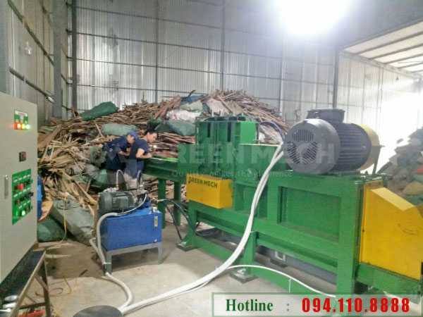 Máy nghiền GM-200SM và tủ điện điều khiển lắp đặt tại nhà xưởng khách hàng.