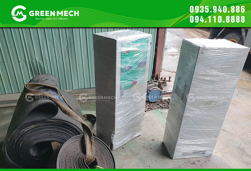Tủ điện cho hai máy băm gỗ được bọc kỹ trong quá trình vận chuyển